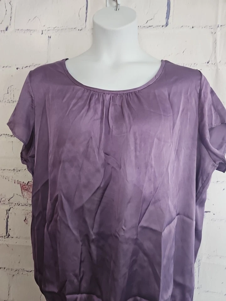 Blusa Maria Gabrielle roxa cetim blusa plus size 3X manga curta zíper - Imagem 2 de 4