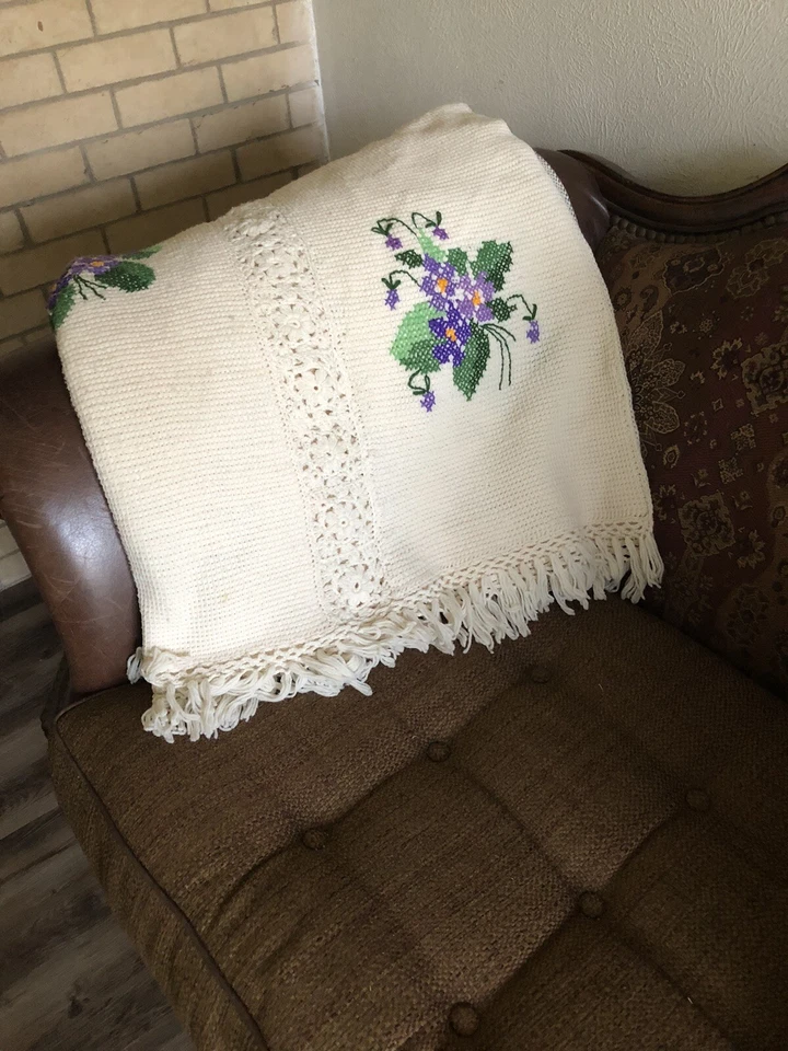 Manta Floral Afgana Crema Púrpura Verde Flor 52”x82 Flecos Hecha a Mano De Colección Foto 3 de 4