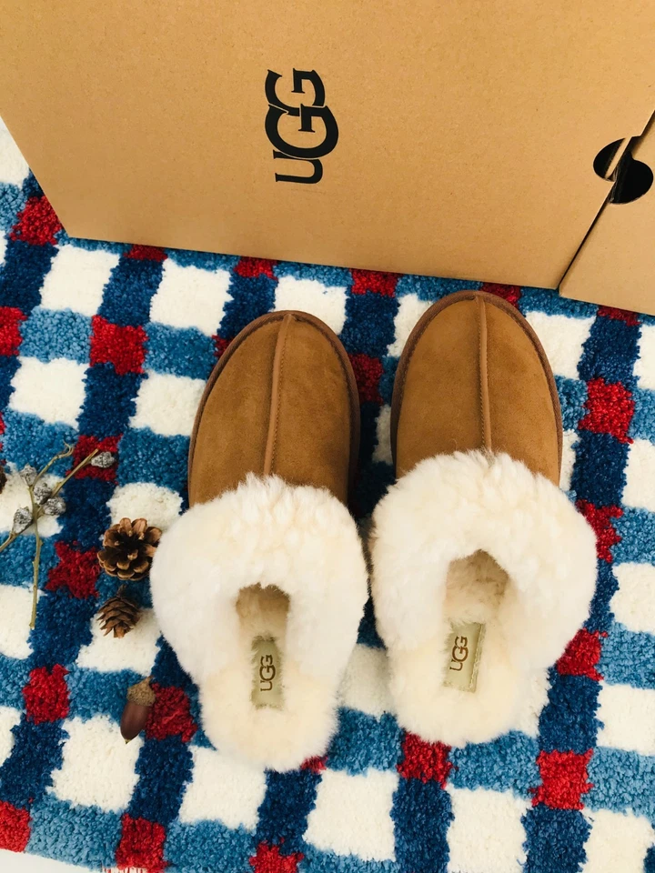 Chinelos femininos UGG Scuffette II camurça castanha, chinelos quentes de lã (autênticos) - Imagem 2 de 4