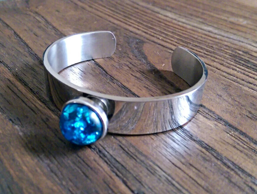 Elegante brazalete de resina de acero inoxidable con mezcla de láminas azules y plateadas Foto 3 de 4