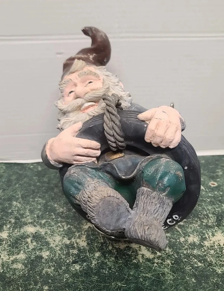 Estatua de gnomo de jardín oscilante con neumáticos de colección 2008 acentos ilimitados Foto 2 de 4