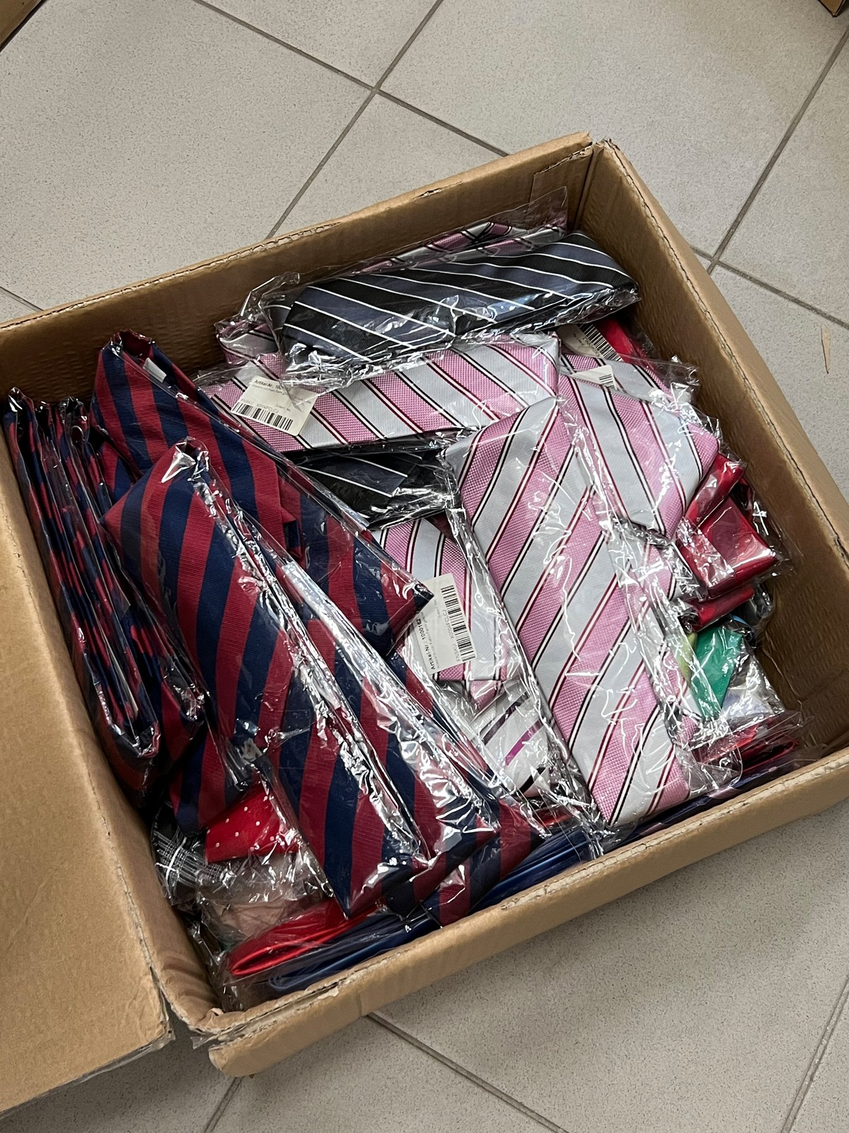 Postenangebot: 100 Krawatten verschiedene Farben, Muster & Breiten