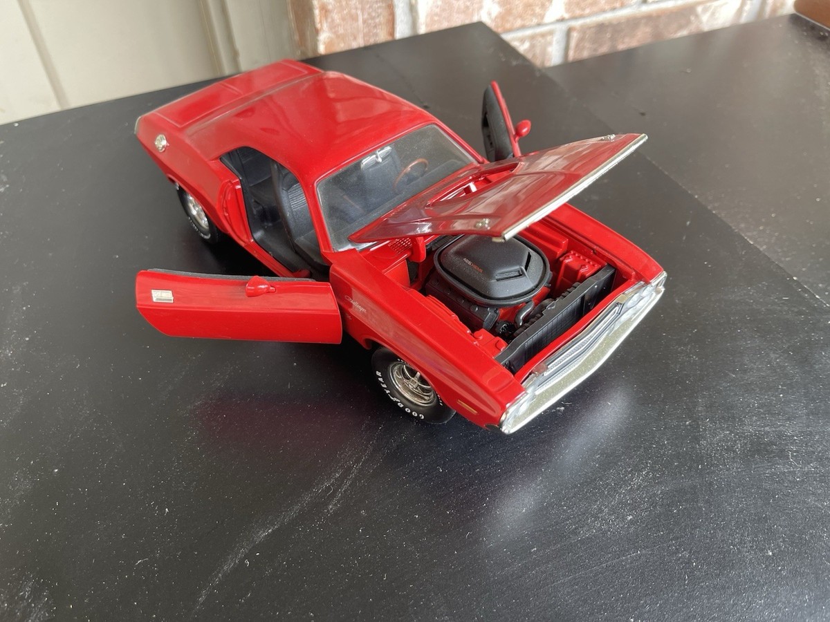 Ertl 1970 Dodge Challenger R/t Bright Red 1/18 Scale In Great