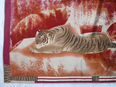 Foulard Châle En Soie KRIZIA Vintage - 135x135 Cm - Marron Motif - Très Bon état