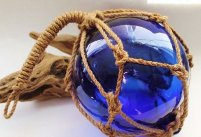 Maritime Deko Fischerkugel aus Glas und Tau aus Sisal in 4 Farben und 6 Größen