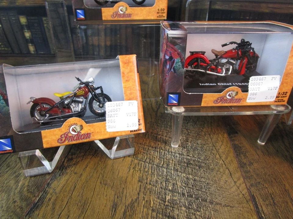 Lot 6 BRAND NEW 1/32 Scale INDIAN Die-Cast & Plastic Motorcycle Models NEW-RAY - Image 2 of 4
