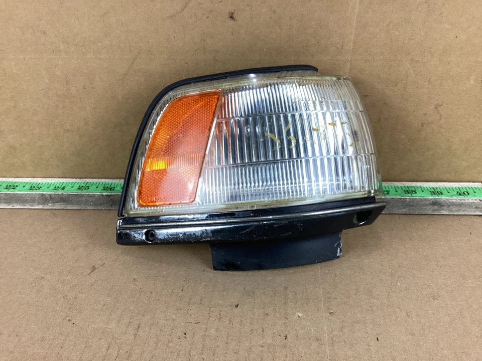Luz intermitente esquina lado pasajero delantero derecho Toyota Camry 1987-1991 OEM Foto 4 de 4