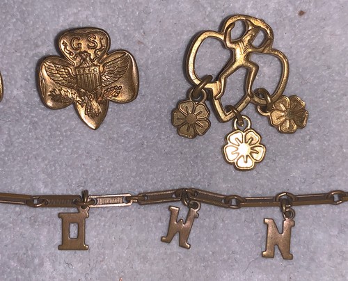 Lote de 5 PENDEDORES DE MEMBRESÍA BROWNIE GIRL SCOUT VINTAGE Charm Bracelet TRES PÉTALOS - Imagen 4 de 8