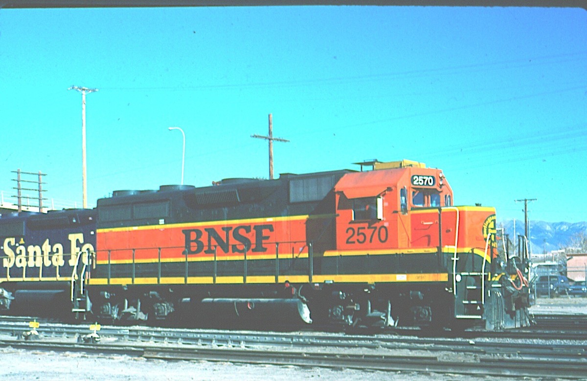BNSF 2570 GP-35, Albuquerque, NM, 12/01; Kodachrome Original