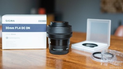 Sigma DC AF 30mm F/1.4 DN Sony E-Mount Objektiv - plus Zubehörpaket (Filter)