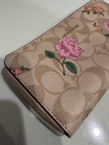 COACH ACCORDION ZIP WALLET In SIGNATURE CANVAS WITH PRAIRIE ROSE PRINT BNWT - Picture 8 of 15