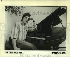 1987 Press Photo Peter Moffitt poses with his piano - nop64485