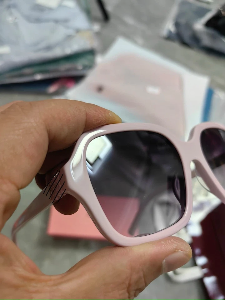 Розовые солнцезащитные очки женские квадратные линзы с мягким чехлом и тканью miu miu - Изображение 2 из 4