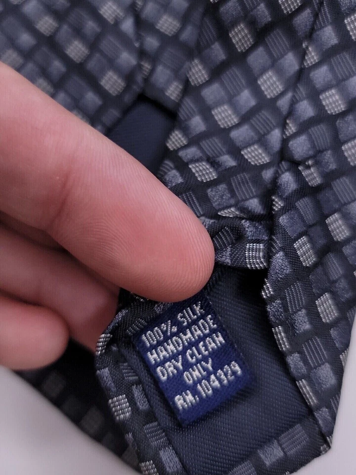 Corbata formal Versa para hombre 58"Lx3,75"W gris/negro Foto 4 de 4