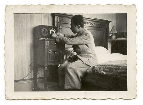 Interprete Deformar Leve PHOTO ANCIENNE Portrait Homme assis Lit Chambre Poste Écouter la radio vers  1930 | eBay