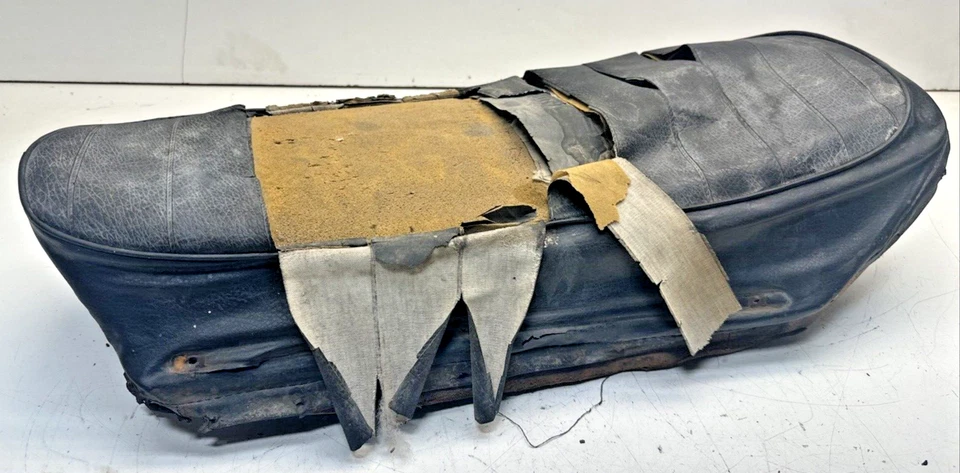 Cubierta de asiento de motocicleta OEM 1973 Kawasaki H1 500 Triple Mach 2755 Foto 4 de 4