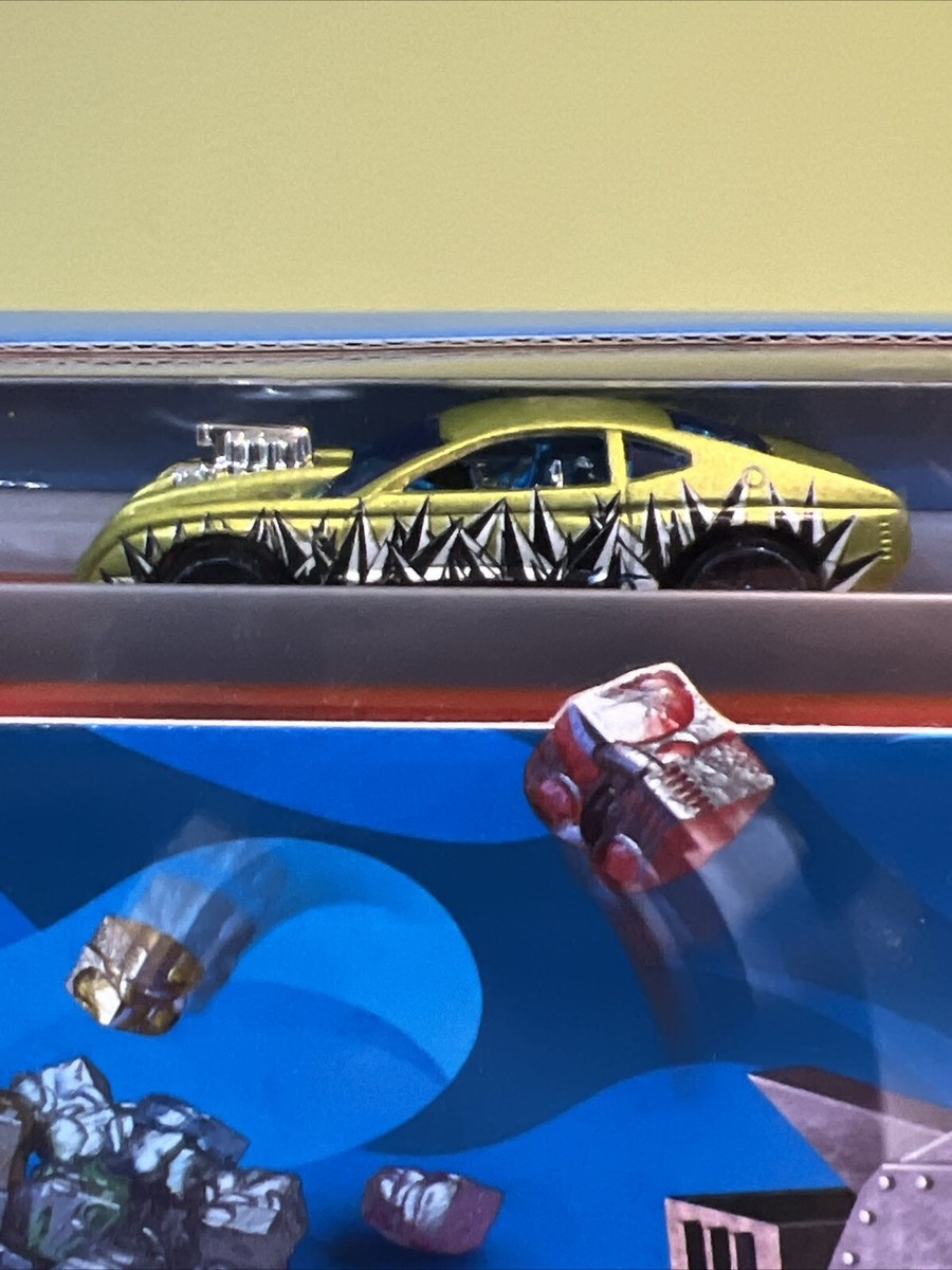 Hot Wheels Junkyard Dog Attack Track Set NIB 2005