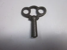 ANTIQUE ORNATE CAST IRON BOW DESIGN WIND UP KEY 4.5MM 1-5/8" X 2-1/16"