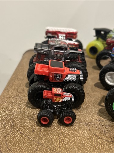 Lotto di 18 Monster Trucks Hot Wheels Monster Jam varie scale Smash Cars pressofuse - Foto 6 di 13