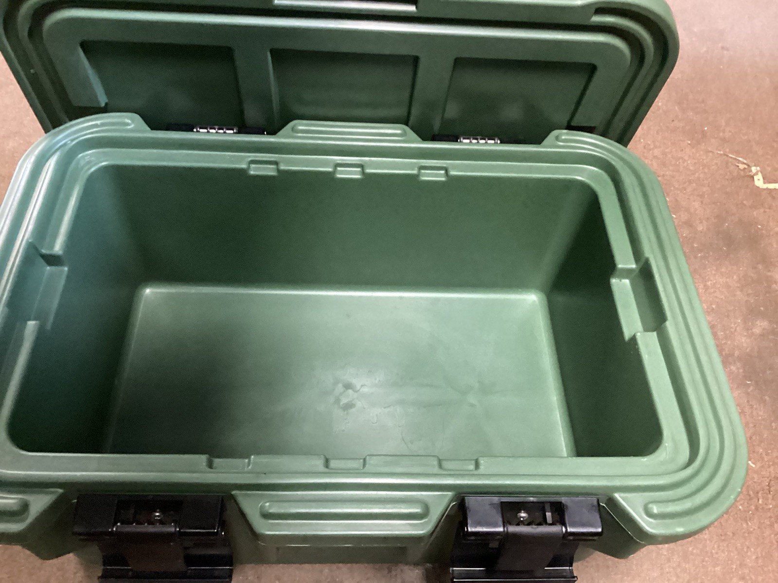 Cambro  UPCS180 Hot Box Insulated Food Carrier With 3 Stainless Pans