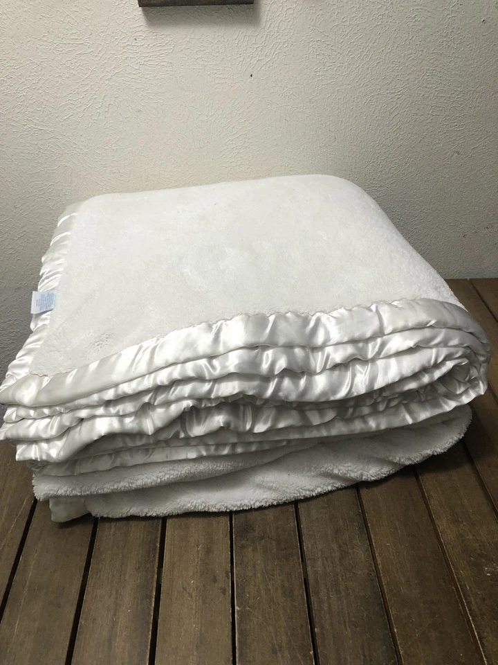 Simply Shabby Chic Queen Size Blanket White Satin Trim 2 Ply Plush 93x95” EUC - Image 3 of 4