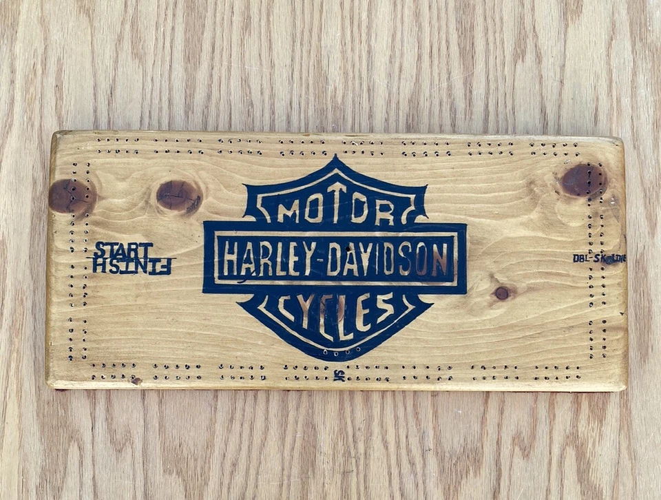 ~ HECHO A MANO ~ Único en su clase ~ Harley Davidson Cribbage Board KILLER ~ L👀K ~ Foto 2 de 4