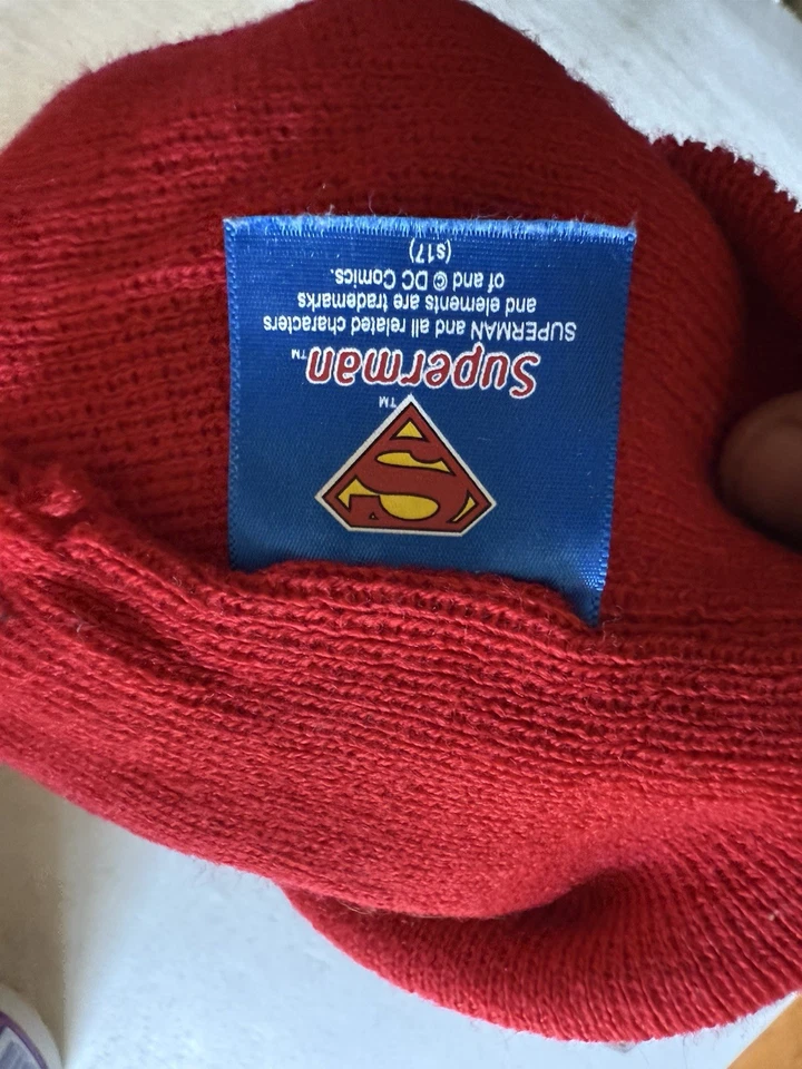Gorro tejido rojo con logotipo de Superman de DC Comics Foto 2 de 3