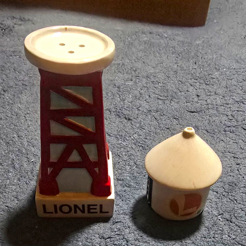 Torre de agua pintada a mano cerámica calibre O Lionel salero y pimentero 791229 | Condition: Used