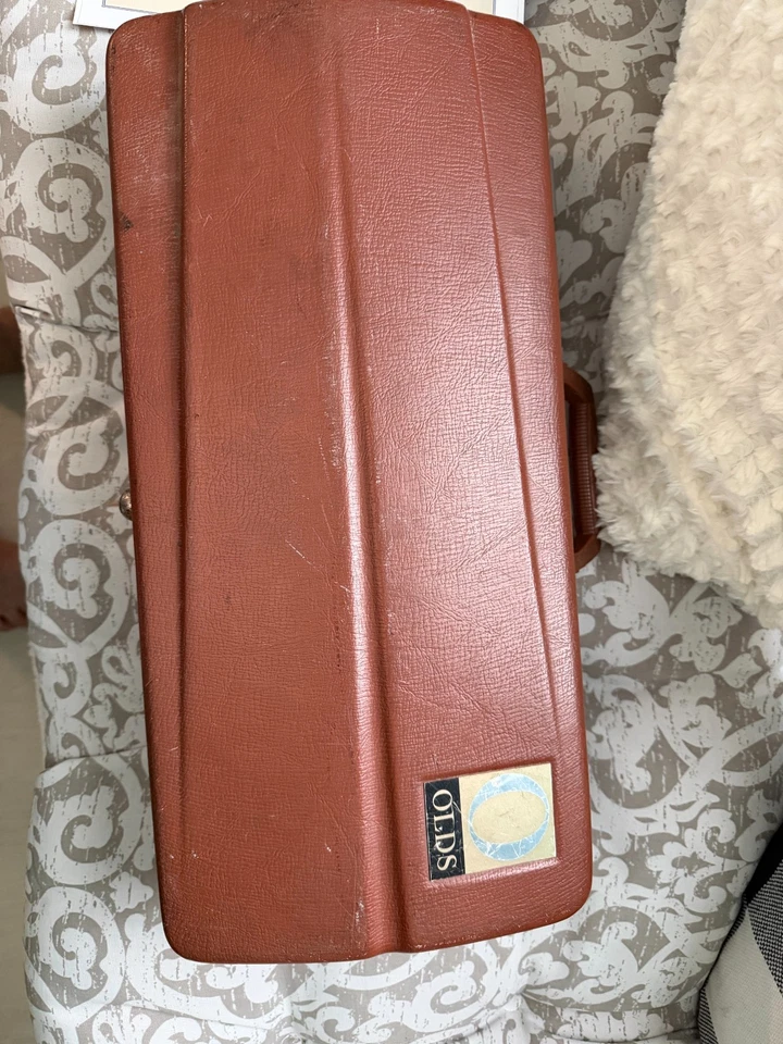 Vintage OLDS Ambassador Bb Cornet Gold Lacquer Brass Instrument with Hard Case - Image 4 of 4