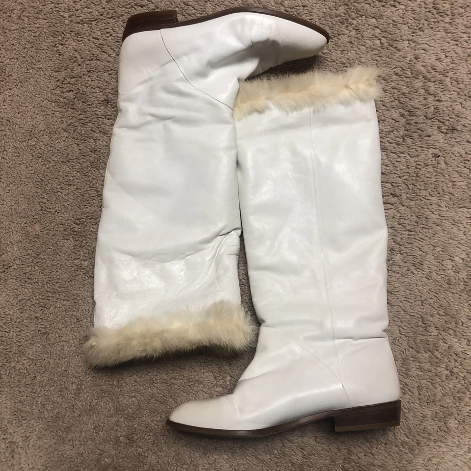 Charles Jourdan Made in Italy Low heel ￼Size 7 12 White Boots With real fur trim Foto 3 de 4