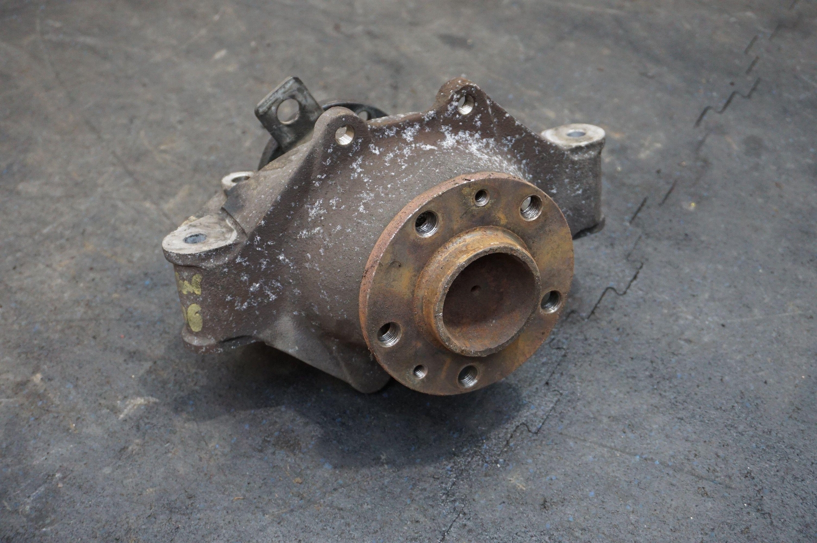 Rear Left Driver Side Knuckle Stub Axle Assembly OEM 112485 Ferrari 308 GTSi 80