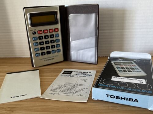 Vintage Toshiba Modell LC-830 ultradünner LCD Taschenrechner Box Etui Handbuch Notizblock - Bild 1 von 14