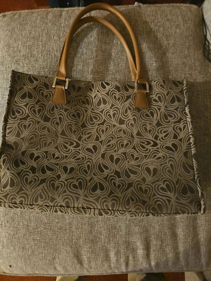 Bolso de Mano Diane Von Furstenberg, Grande 18 x 13, Lona Marrón con Corazones Foto 2 de 4