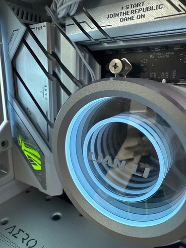 High end custom all white gaming pc specs listed in description - Afbeelding 3 van 3