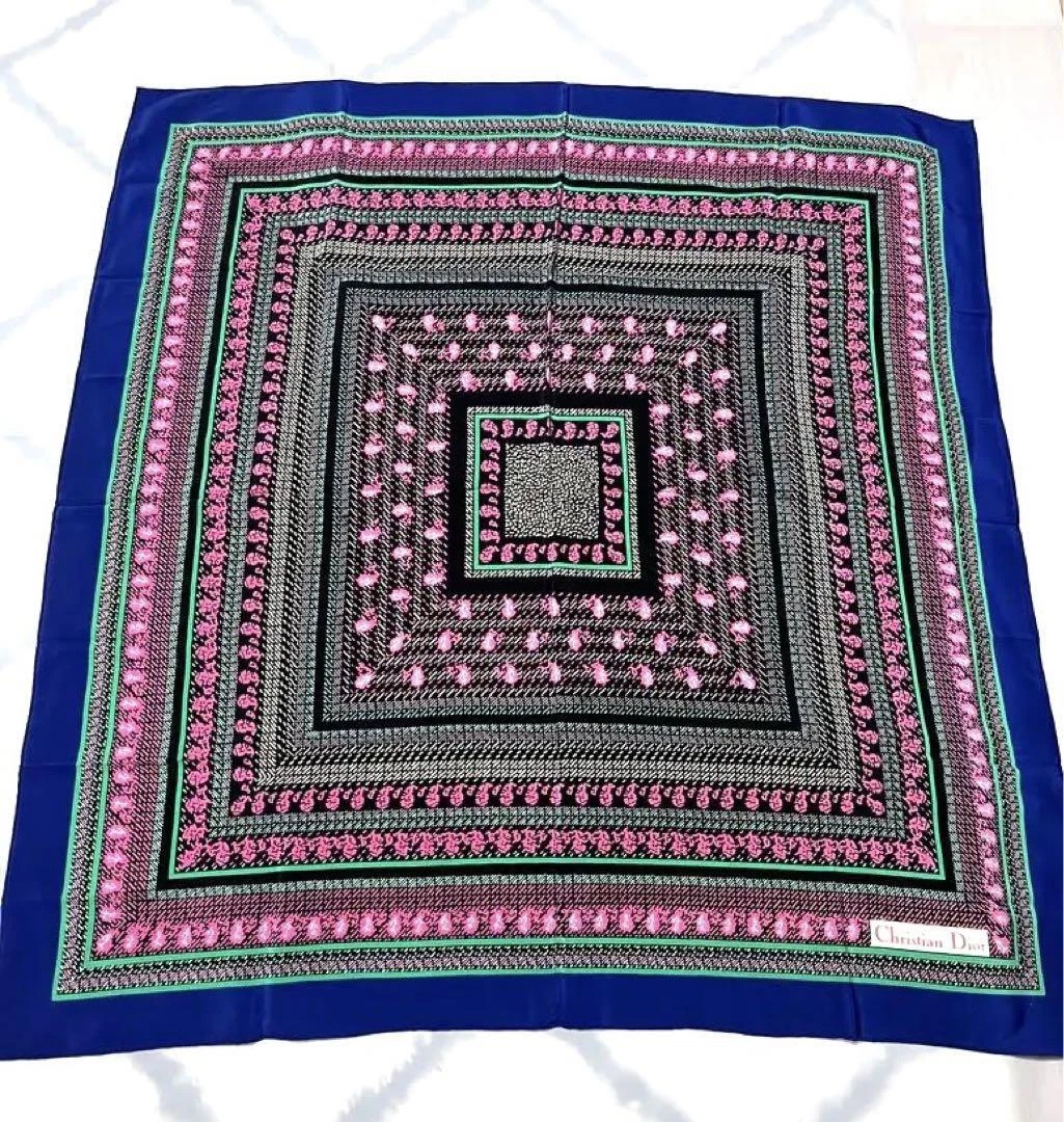Foulard Christian Dior multi couleurs sans étiquette 88 cm x 86 cm marque vêtement occasion