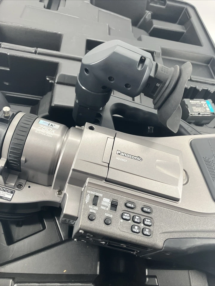 Panasonic AG-DVC7 Mini DV Camcorder With One Battery And Hard Case - Image 4 of 4