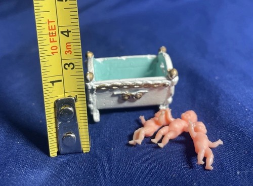 Casa delle bambole miniatura vintage culla in metallo e tre bambini in plastica - Foto 5 di 8