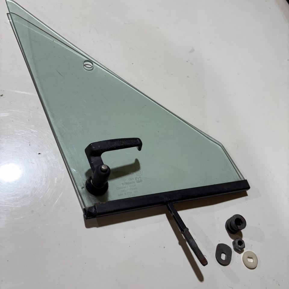 1982-1992 Jeep Cherokee vent glass (LH driver side) wing window (Comanche) - Image 4 of 4