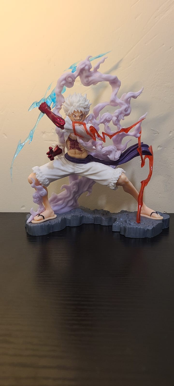 Figurine One Piece Luffy Gear 5 éclair le cadeau de Noël idéal