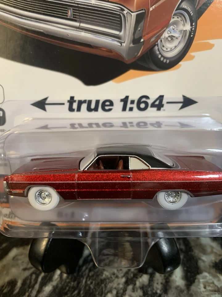 Ultra Red Chase 1970 PLYMOUTH SPORT FURY GT 1/64 de Auto World 64512-AWSP192 A Foto 2 de 4