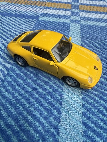 Coche de juguete fundido a presión Maisto amarillo brillante Porsche 911 Carrera 1:36 - Imagen 20 de 20