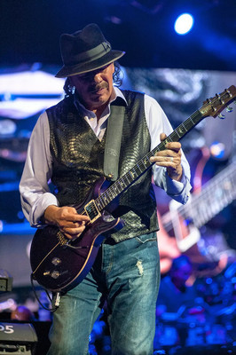 Carlos Santana Watching The Guitar 4x6 Fotodruck