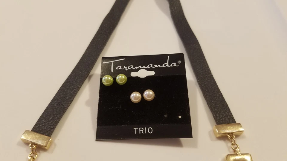 TARAMANDA GOLD TONE AND BLACK NECKLACE AND 2 PAIRS OF EARRINGS WOMEN'S  - Image 2 of 4