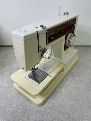 *Singer* Freiarm & Zick-Zack Nähmaschine /12 Stiche/ Modell 6136/ Italien