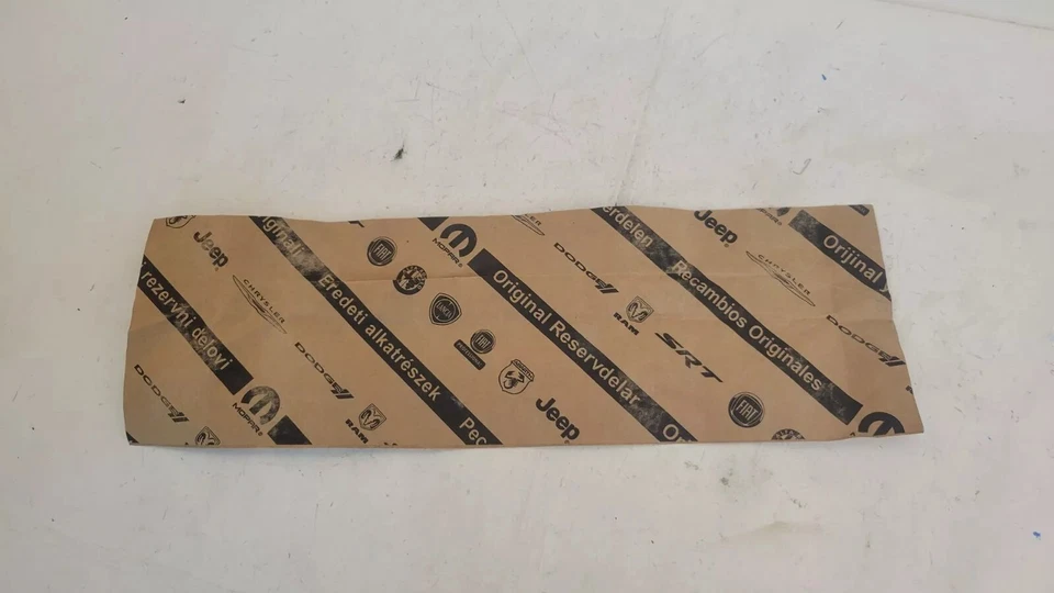 Хромированная табличка с эмблемой передней двери Jeep Patriot 2011-2017 годов выпуска новая от оригинального производителя 68081123aa - Изображение 3 из 3