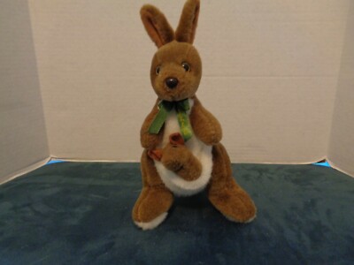 REALISTIC BEAUTIFULLY MADE AUSTRALIAN MAMA KANGAROO/ BABY JOEY IN POUCH 