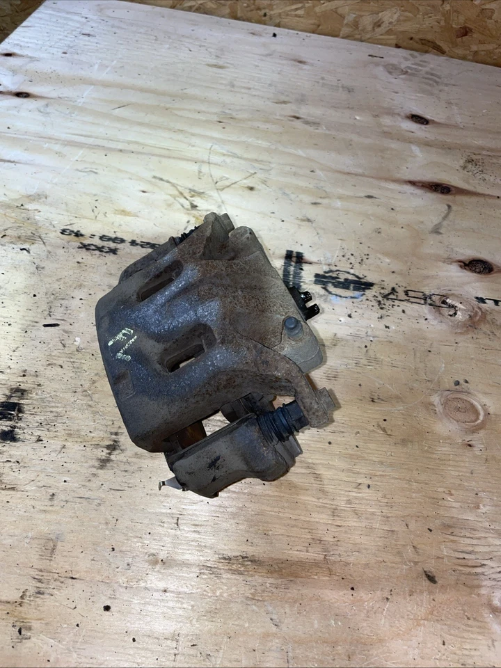 Pinza de freno delantera izquierda Infiniti G37 2007-2013 sedán AWD Foto 2 de 3