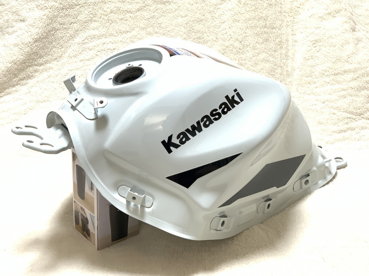 Genuine Kawasaki Z650 ER650KNFAN Fuel Tank Pearl Robotic White