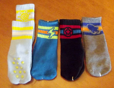 SET OF 4 BOYS CREW SOCKS WITH GRIPPER DOTS NEW   box 38