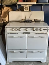 Vintage O'Keefe & Merritt Stove with 4 burners + Griddle +Grillevator +Oven